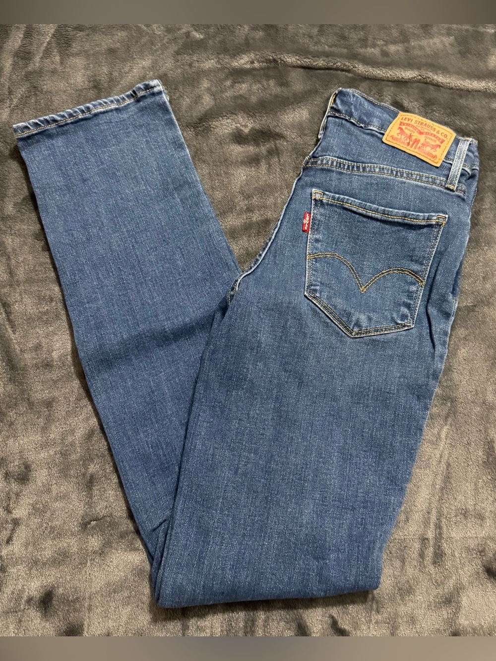 Levi's 724 High-Rise Distressed Straight